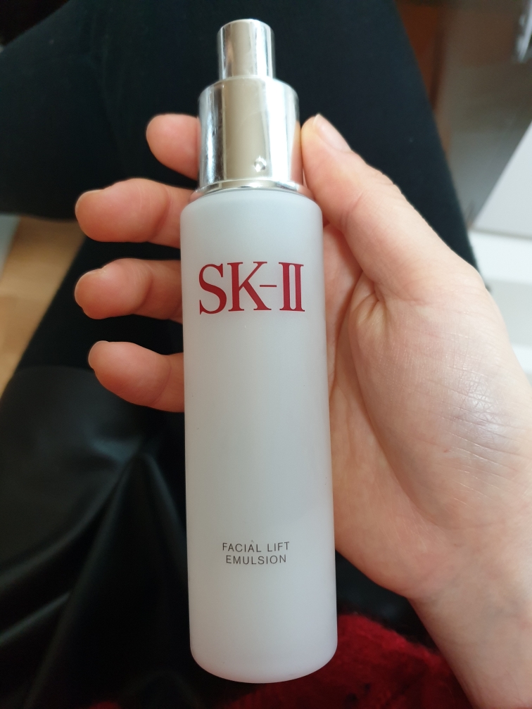 Keeps skin hydrated for a long time without drying out. It's