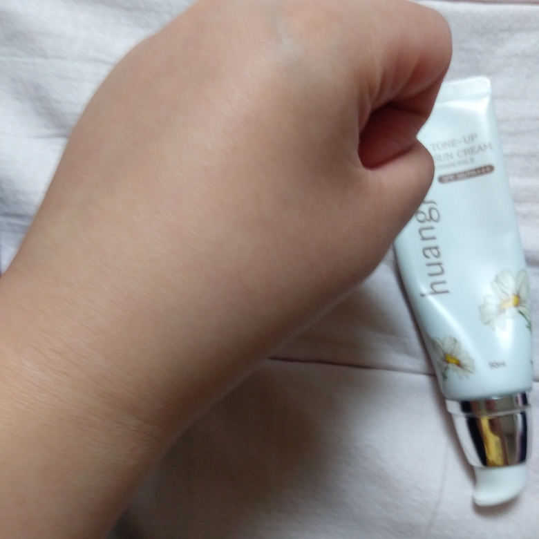 황지수 (huangjisoo) 캐모마일 톤업 선크림 [SPF50/PA+++] review image