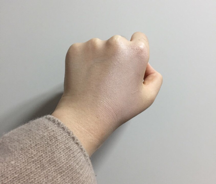 Real user review photo of Conceal Glow Cushion [No. 13 Cool Ivory]