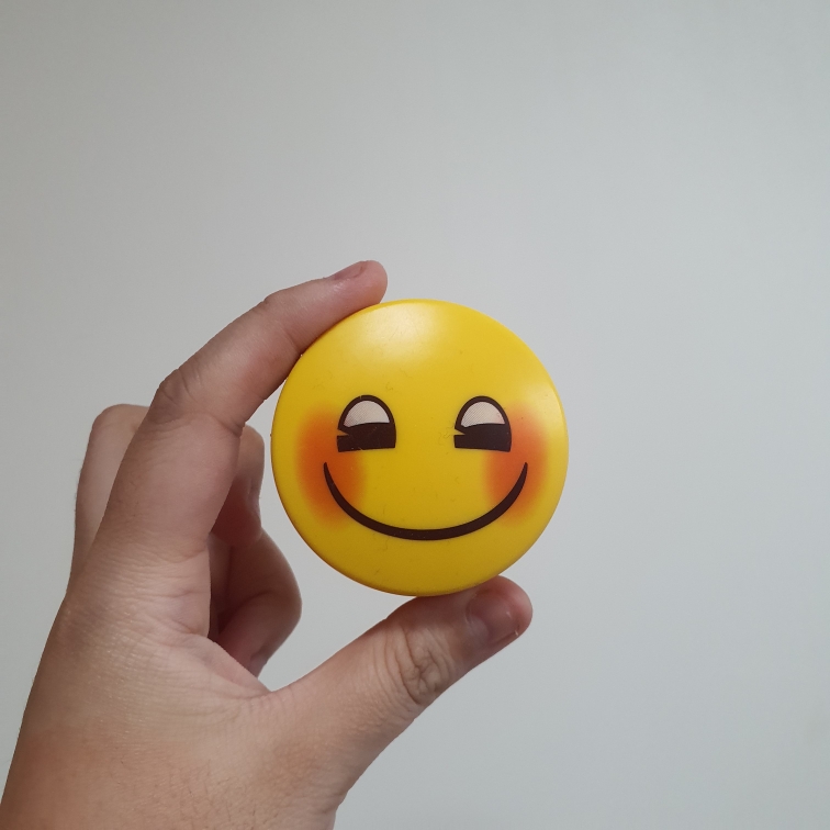 Real user review photo of Emoji Edition No Sebum Mineral Powder