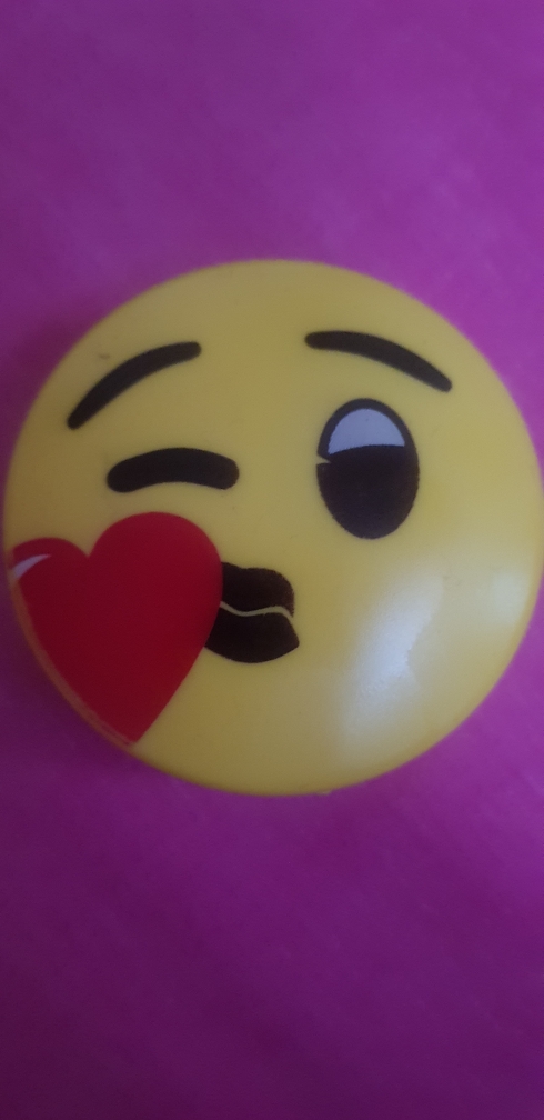 Real user review photo of Emoji Edition No Sebum Mineral Powder