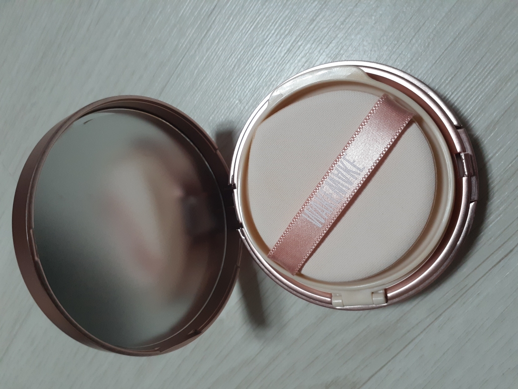 Real user review photo of Conceal Glow Cushion [No. 23 Natural Beige]