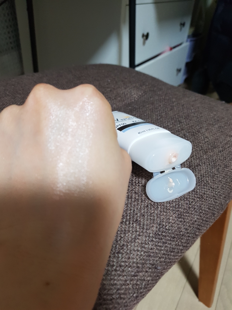 비쉬 (VICHY) UV 프로텍트 안티샤인 썬크림 [SPF50+/PA++++] review image