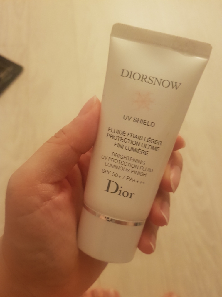 Dior Snow UV Shield Brightening UV Protection Fluid Luminous Finish [SPF50+/PA++++] review image