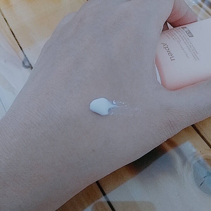 Real user review photo of Pure Block Mild Plus Sun Cream [SPF32/PA++]
