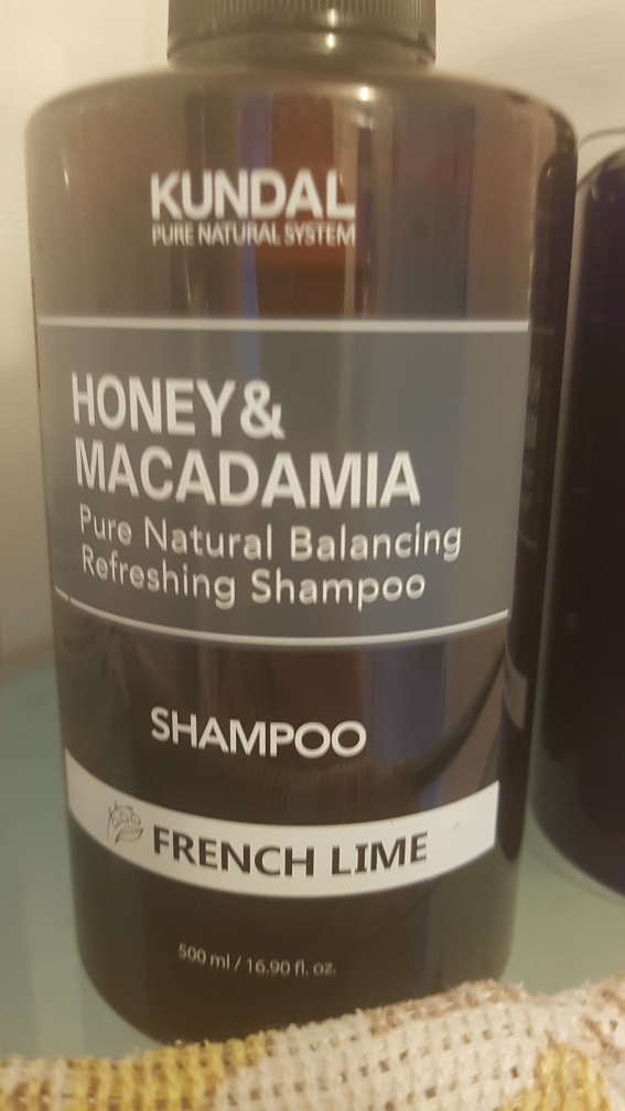 KUNDAL Honey & Macadamia Nature Shampoo [French Lime] review image