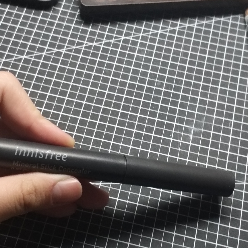 이니스프리 (INNISFREE) 미네랄 스틱 컨실러 [1호 라이트베이지] review image