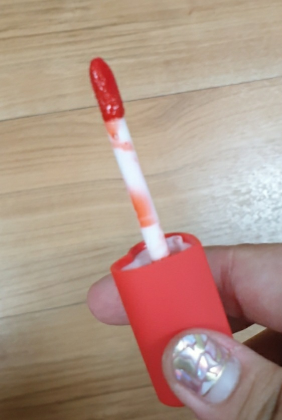 心动光泽唇釉 [05 哦!]的真实用户使用照片