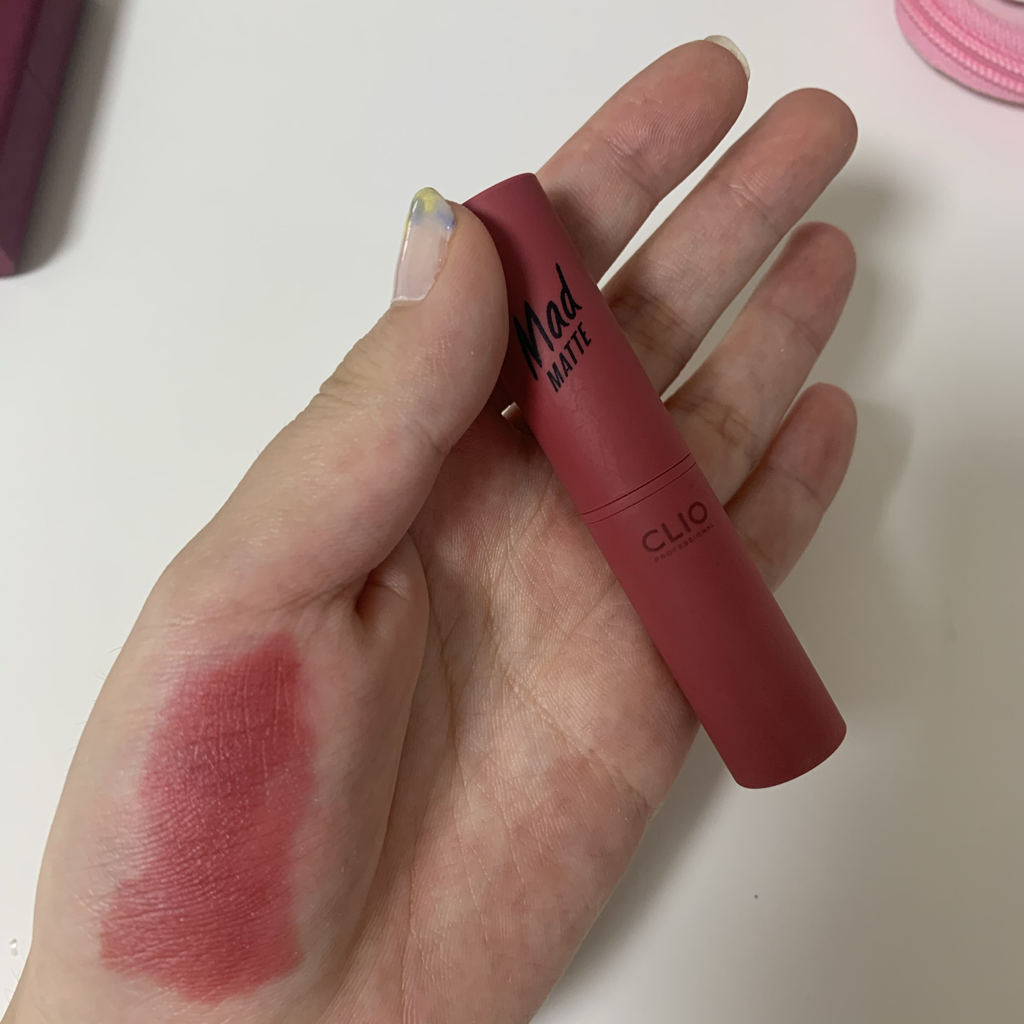 疯狂哑光唇膏[010 深红玫瑰]的真实用户使用照片