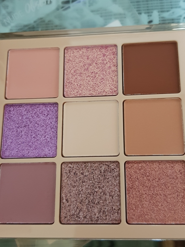 후다뷰티 (HudaBeauty) 라이트 누드 옵세션 아이섀도 팔레트 review image