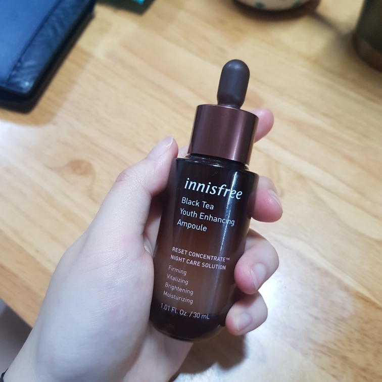 이니스프리 BLACK TEA YOUTH ENHANCING AMPOULE review image
