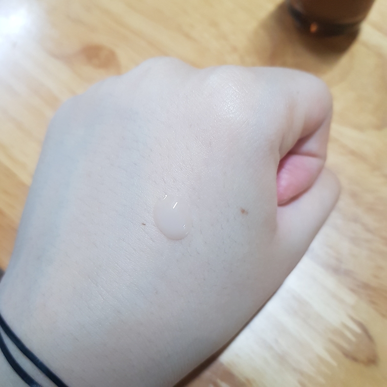 이니스프리 BLACK TEA YOUTH ENHANCING AMPOULE review image