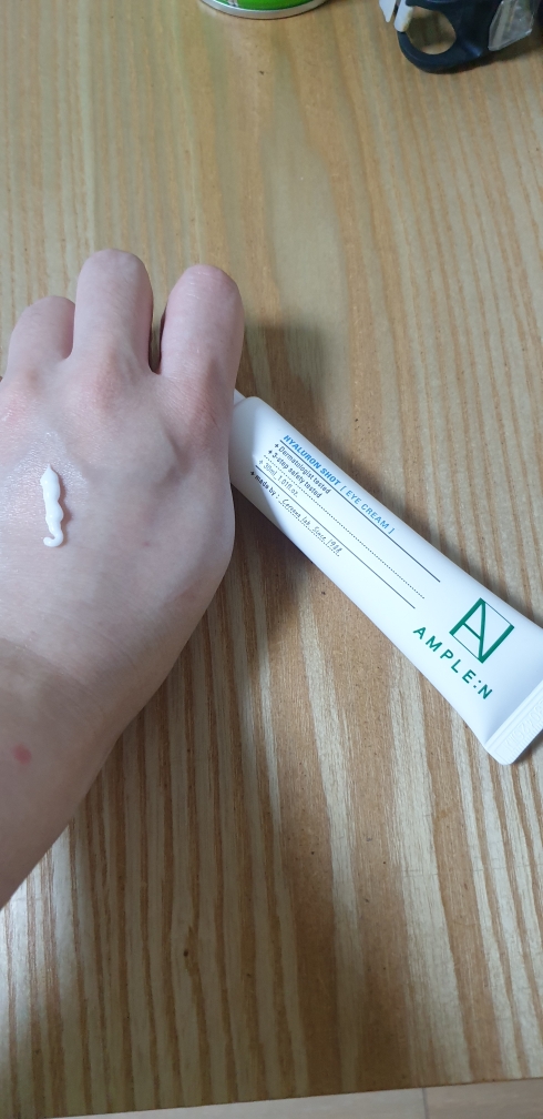 透明质酸眼霜的真实用户使用照片