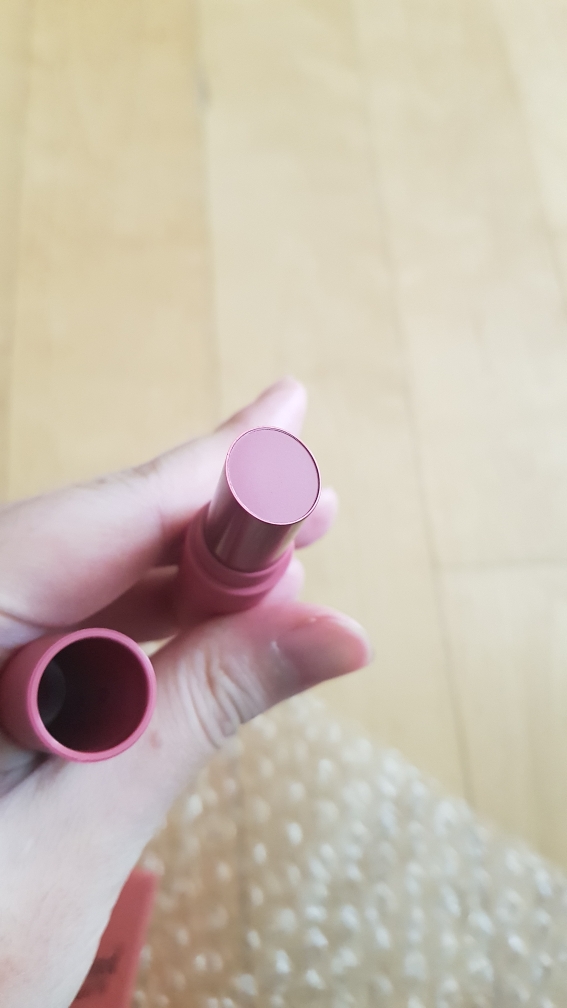 疯狂哑光唇膏[010 深红玫瑰]的真实用户使用照片
