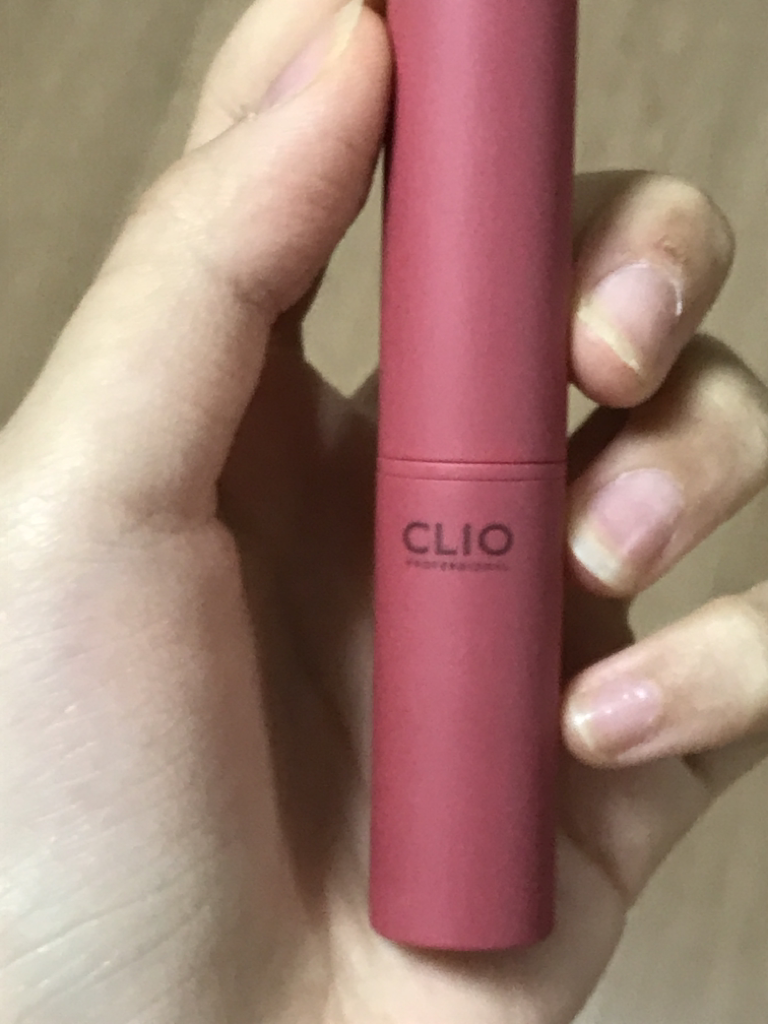 疯狂哑光唇膏[010 深红玫瑰]的真实用户使用照片