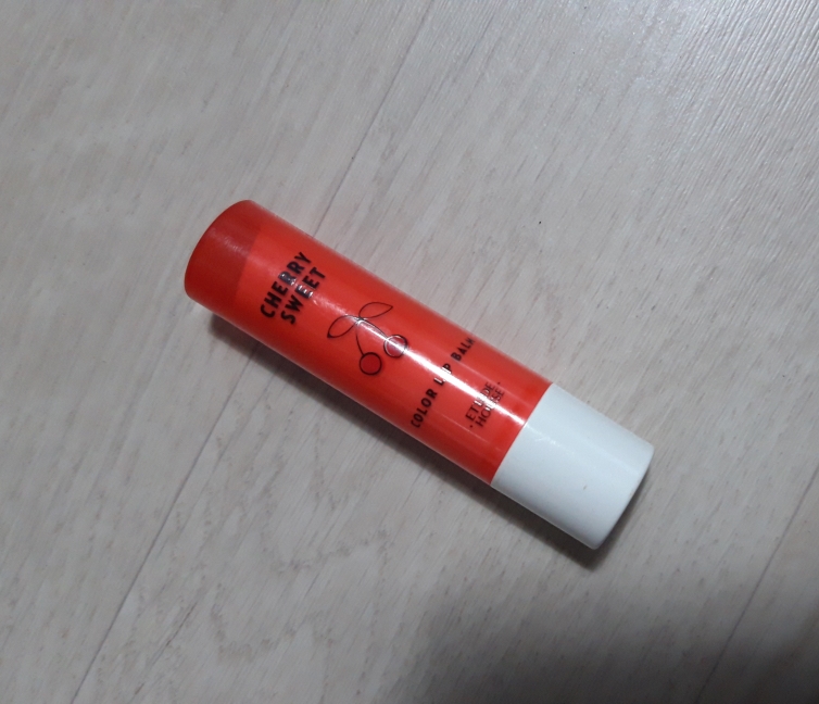 樱桃色润唇膏 [RD301 诱人樱桃]的真实用户使用照片