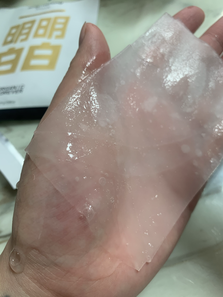 亮白面膜的真实用户使用照片
