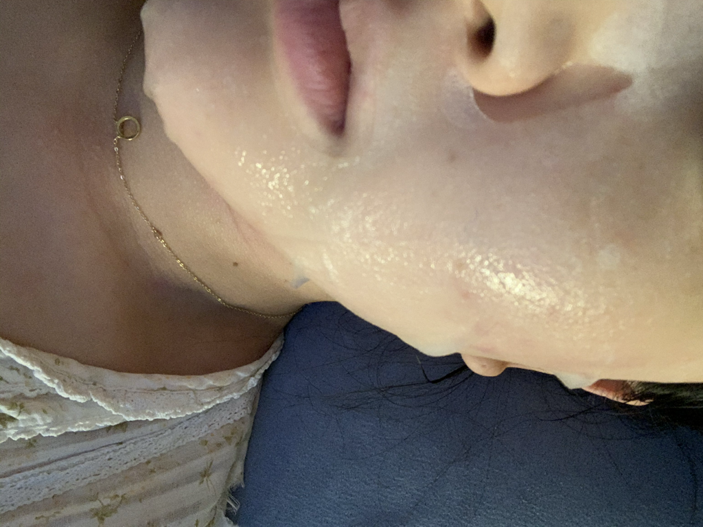 亮白面膜的真实用户使用照片