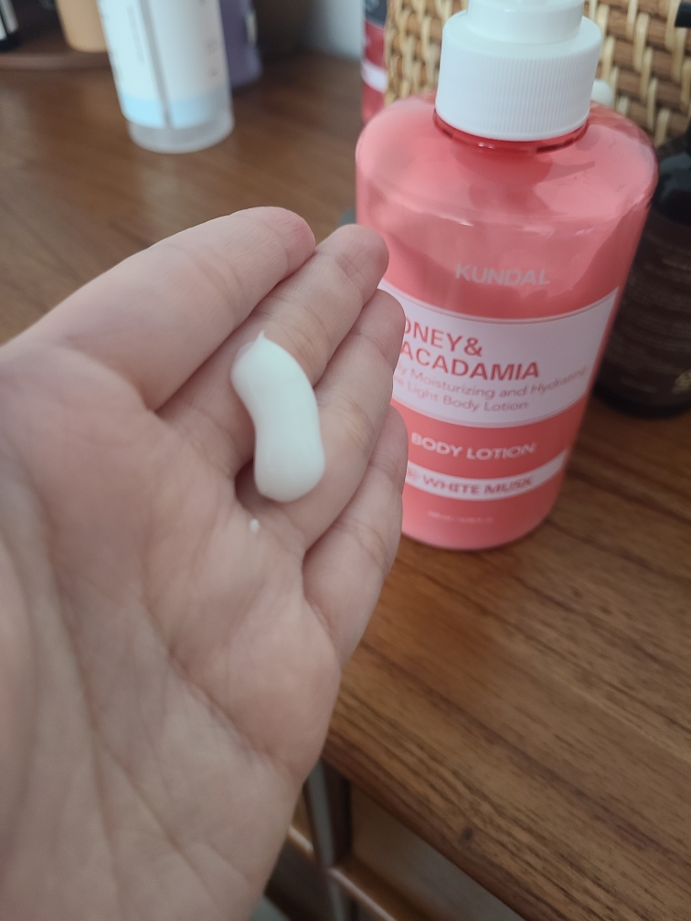 쿤달 (KUNDAL) 데일리 모이스처라이징 라이트 바디로션 [화이트머스크] review image