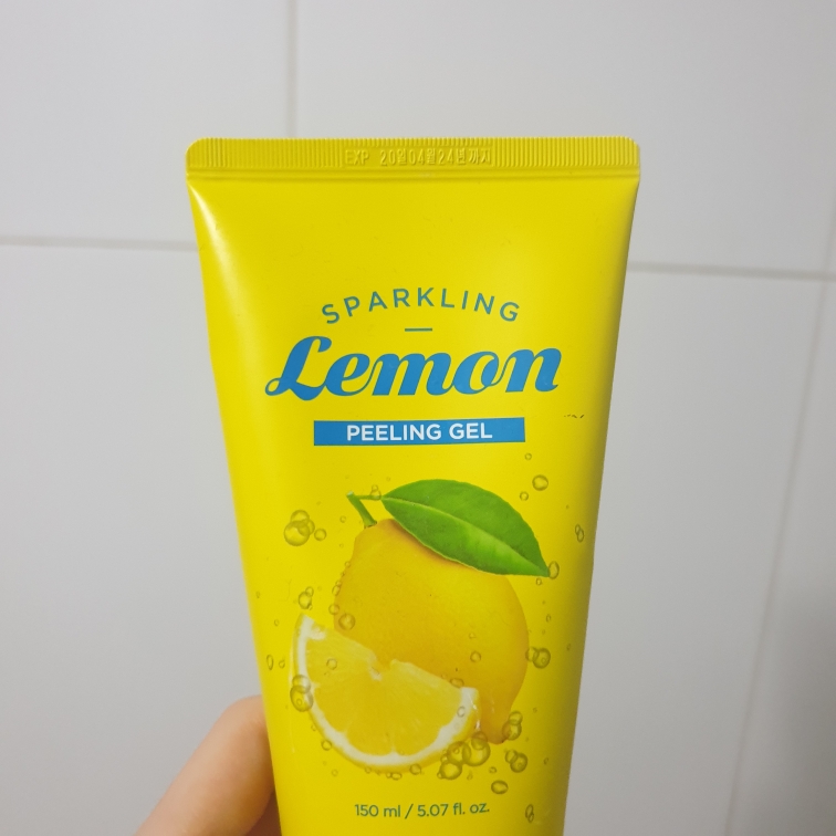 HOLIKAHOLIKA Carbonated Lemon Peeling Gel review image