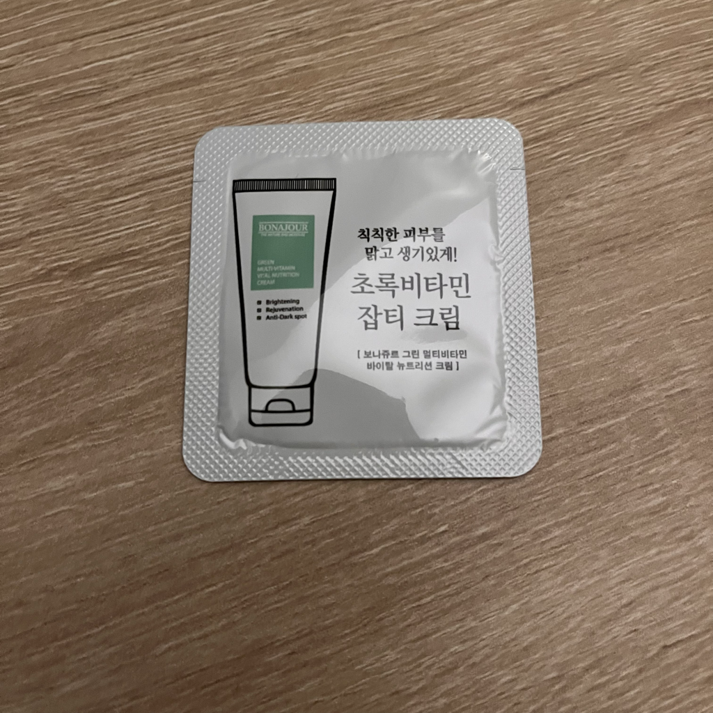 绿色维生素乳霜的真实用户使用照片