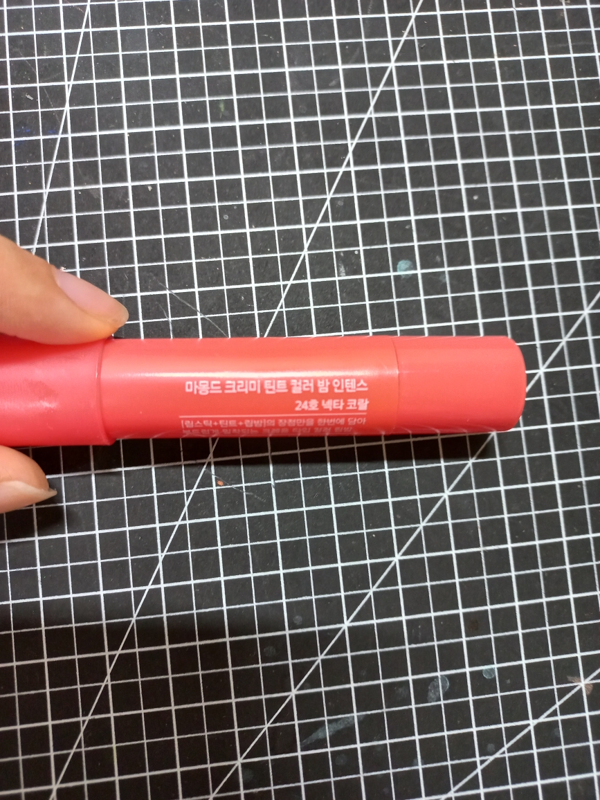 奶油色调唇膏霜 [24号 蜜桃珊瑚]的真实用户使用照片