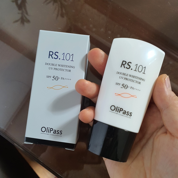 올리패스코스메슈티컬즈 (OliPassCosmeceuticals) RS.101 더블 화이트닝 UV 프로텍터 [SPF50+/PA++++] review image