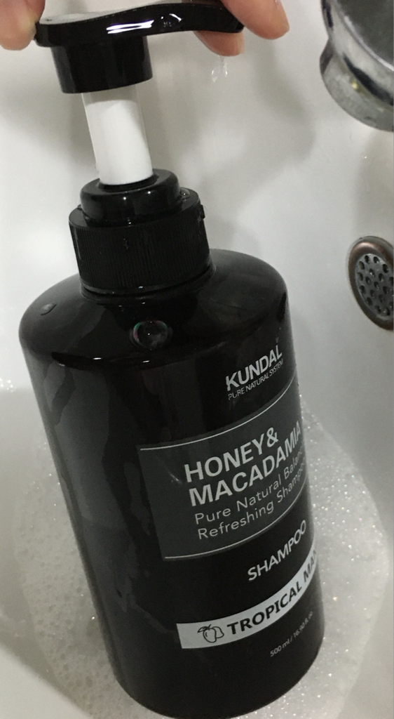 KUNDAL Honey & Macadamia Nature Shampoo [Tropical Mango] review image