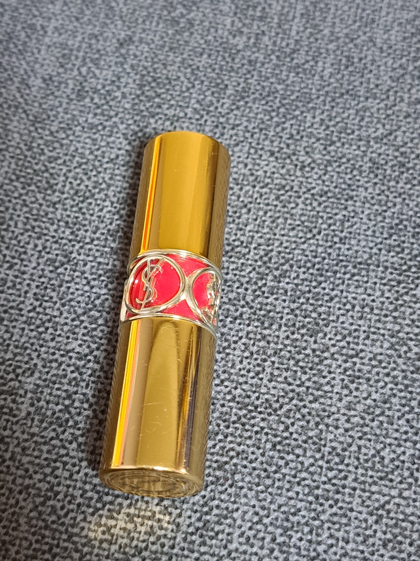 입생로랑뷰티 (YVESSAINTLAURENTBEAUTY) 루쥬 볼륍떼 샤인 [45호 루쥬턱시도] review image