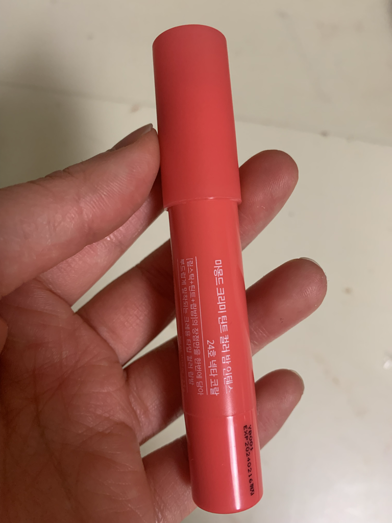 奶油色调唇膏霜 [24号 蜜桃珊瑚]的真实用户使用照片