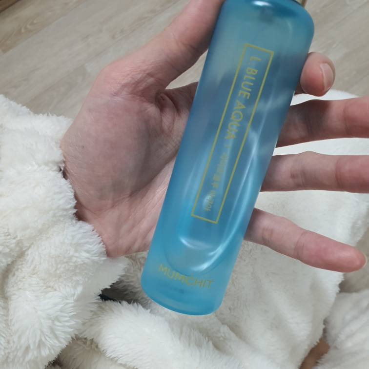 轻蓝色水漾香体喷雾的真实用户使用照片