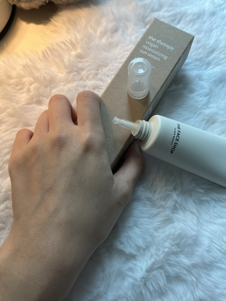 더페이스샵 (THEFACESHOP) 더테라피 비건 수분 선 세럼 [SPF50+/PA++++] review image