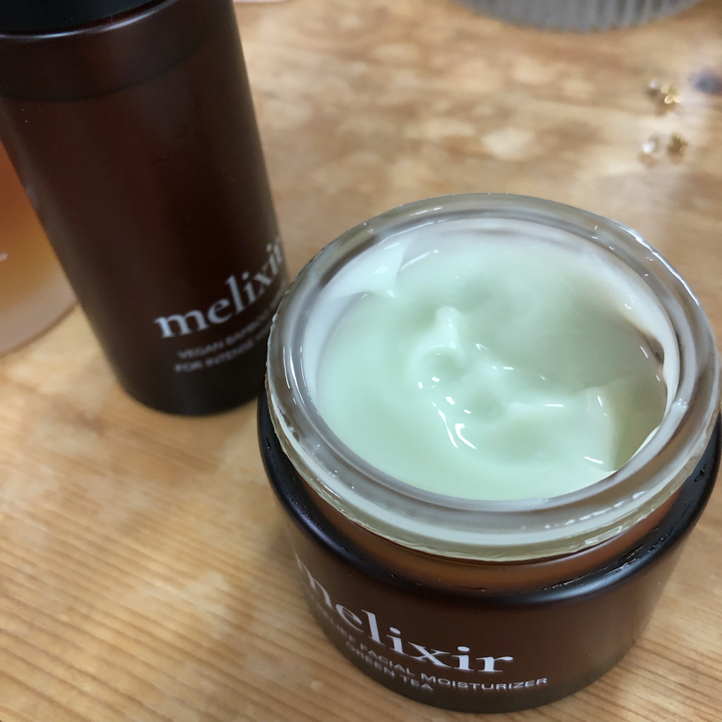 植物性救济面部保湿霜的真实用户使用照片