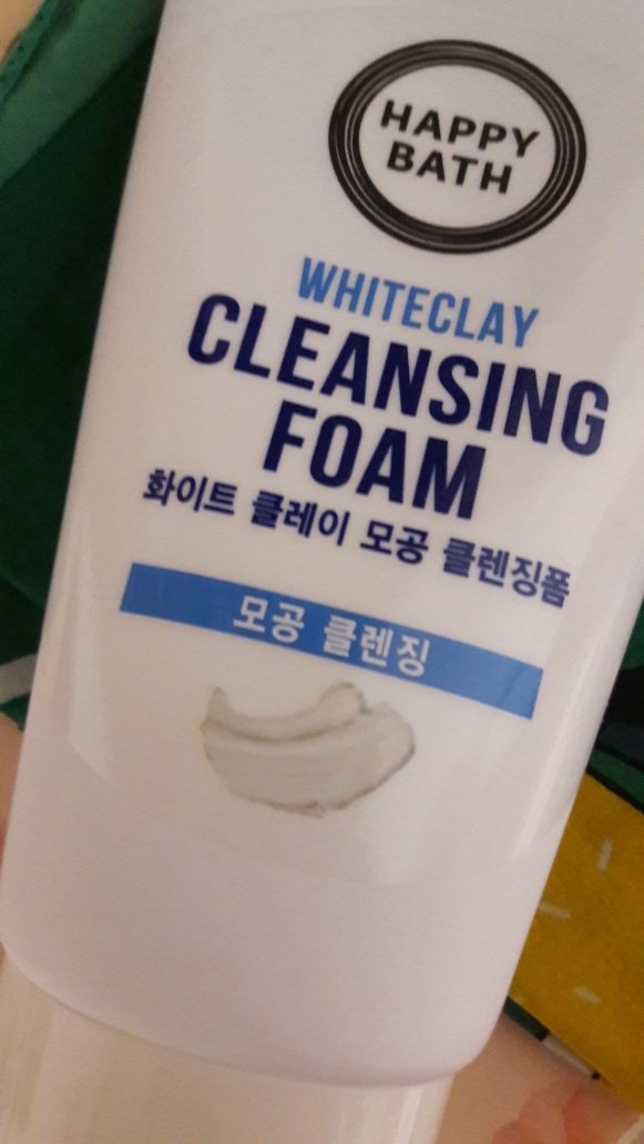 HAPPYBATH White Clay Pore Cleansing Foam review image