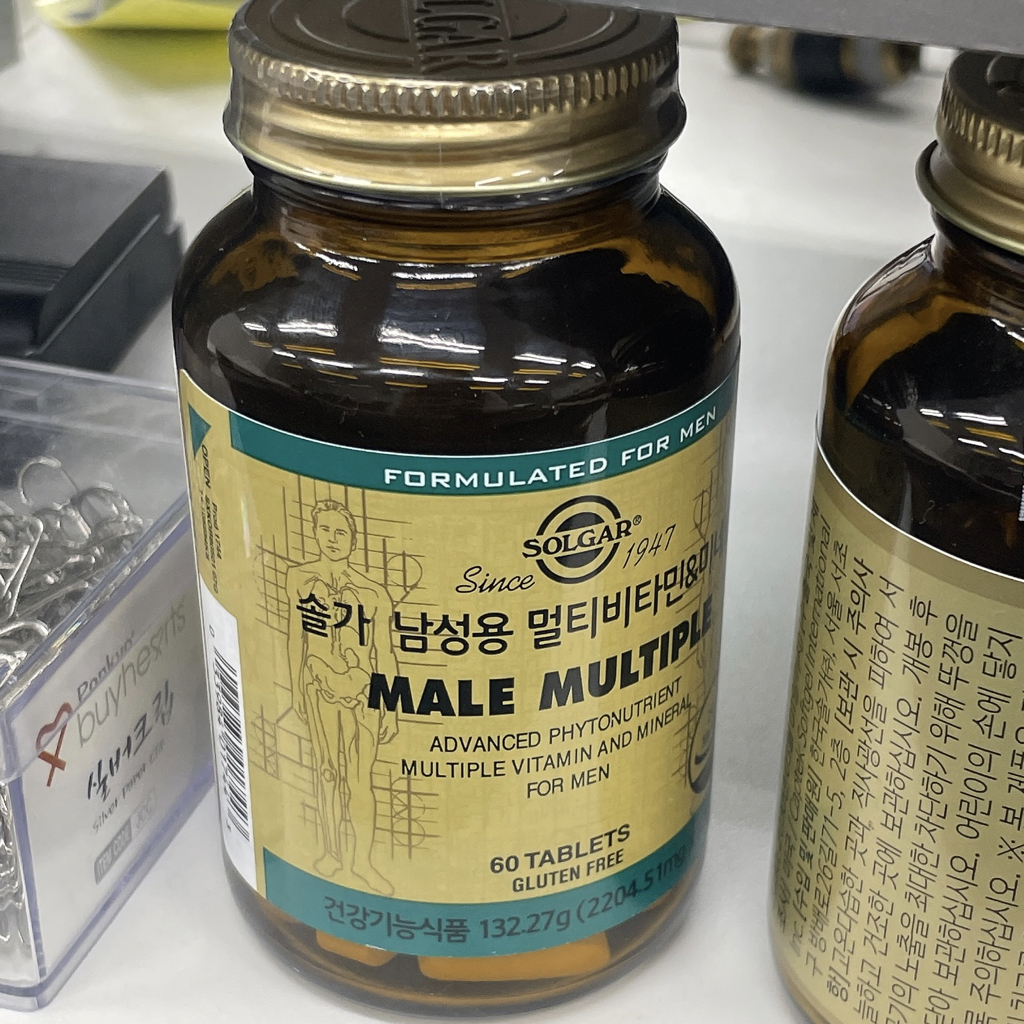 男性多种维生素和矿物质的真实用户使用照片