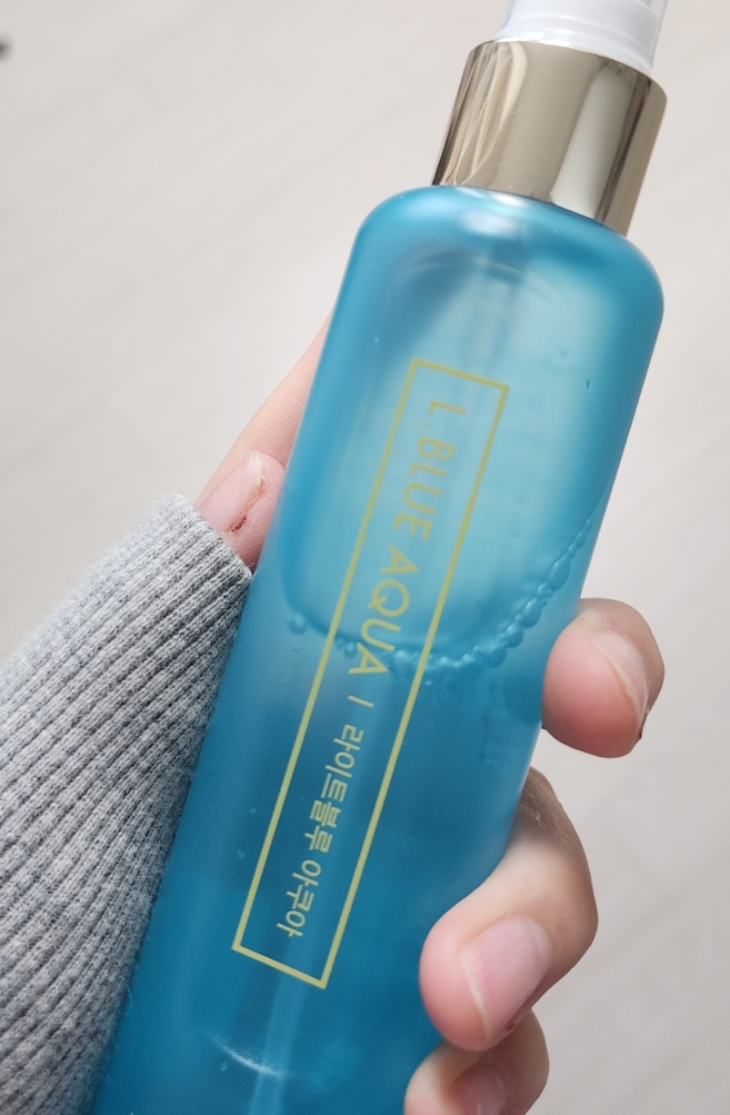 轻蓝色水漾香体喷雾的真实用户使用照片