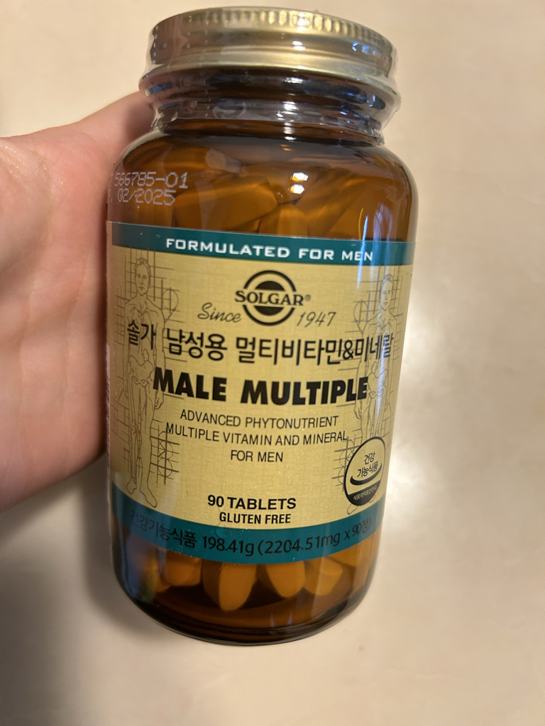 男性多种维生素和矿物质的真实用户使用照片