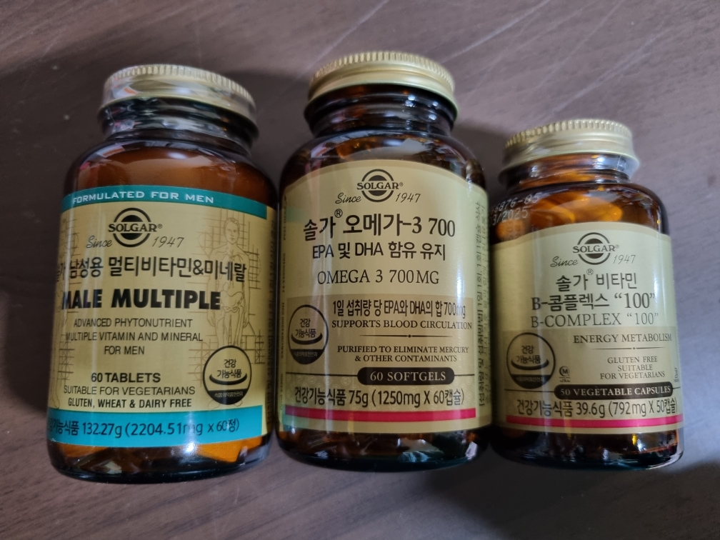 男性多种维生素和矿物质的真实用户使用照片