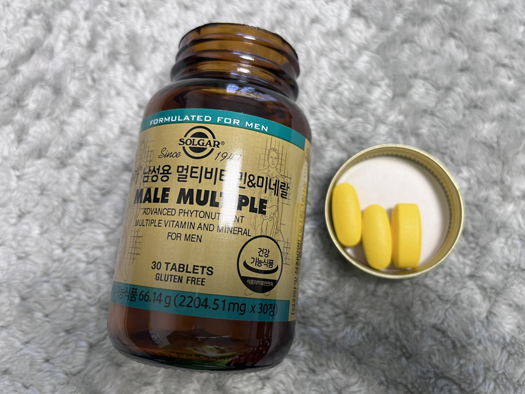 男性多种维生素和矿物质的真实用户使用照片