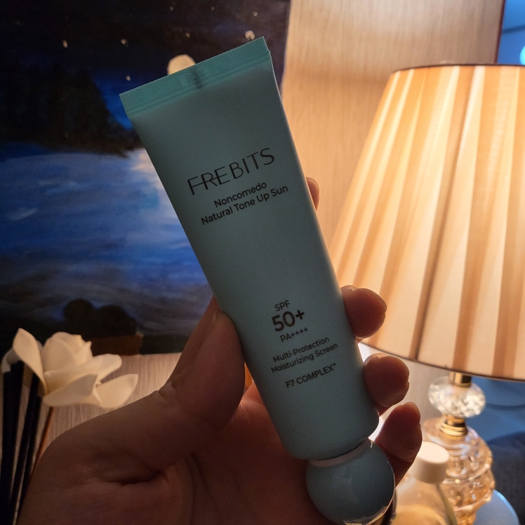 프레비츠 (FREBITS) 논코메도 네츄럴 톤업 선 [SPF50+/PA++++] review image