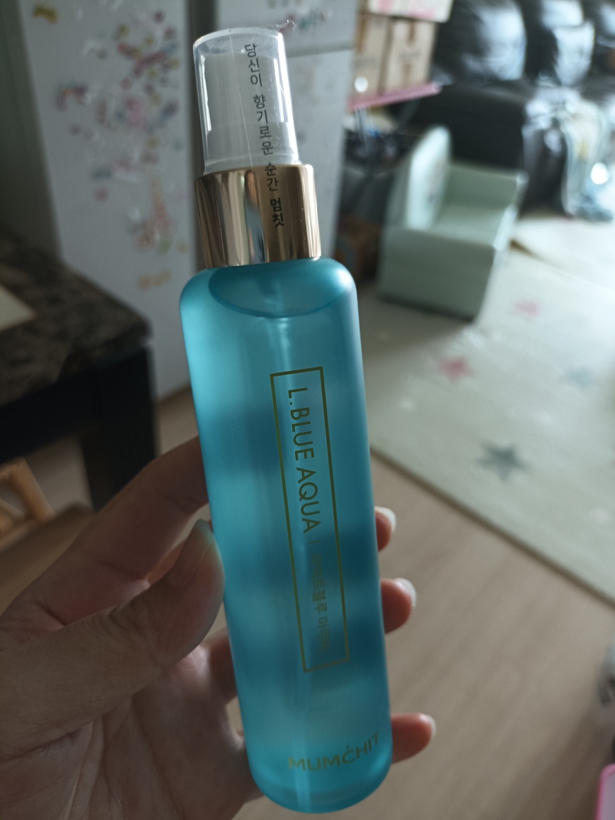 轻蓝色水漾香体喷雾的真实用户使用照片
