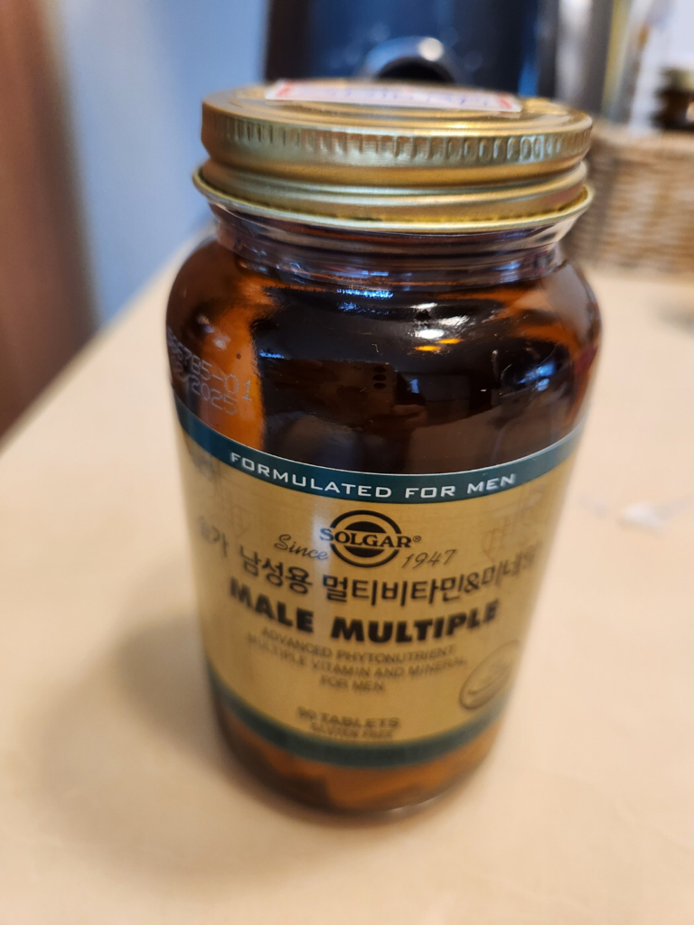 男性多种维生素和矿物质的真实用户使用照片
