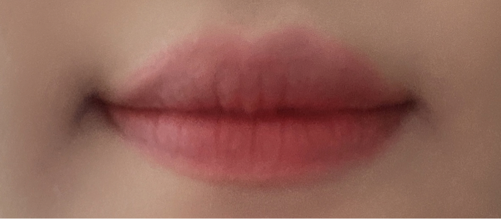 浪漫谎言唇膏 [03 #假装草莓奶油]的真实用户使用照片
