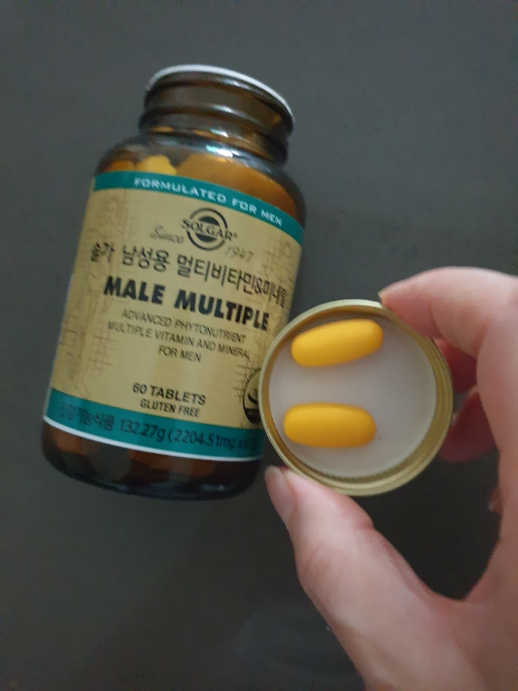 男性多种维生素和矿物质的真实用户使用照片