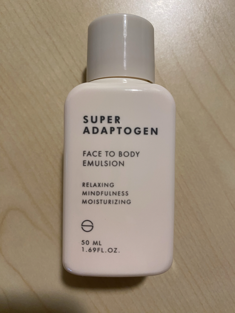 超级适应原面部和身体乳液的真实用户使用照片
