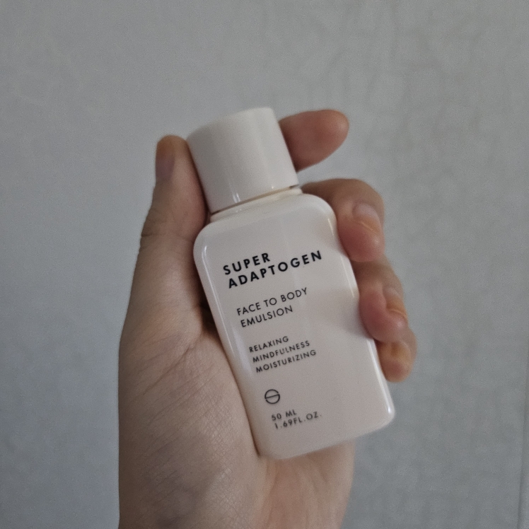 超级适应原面部和身体乳液的真实用户使用照片