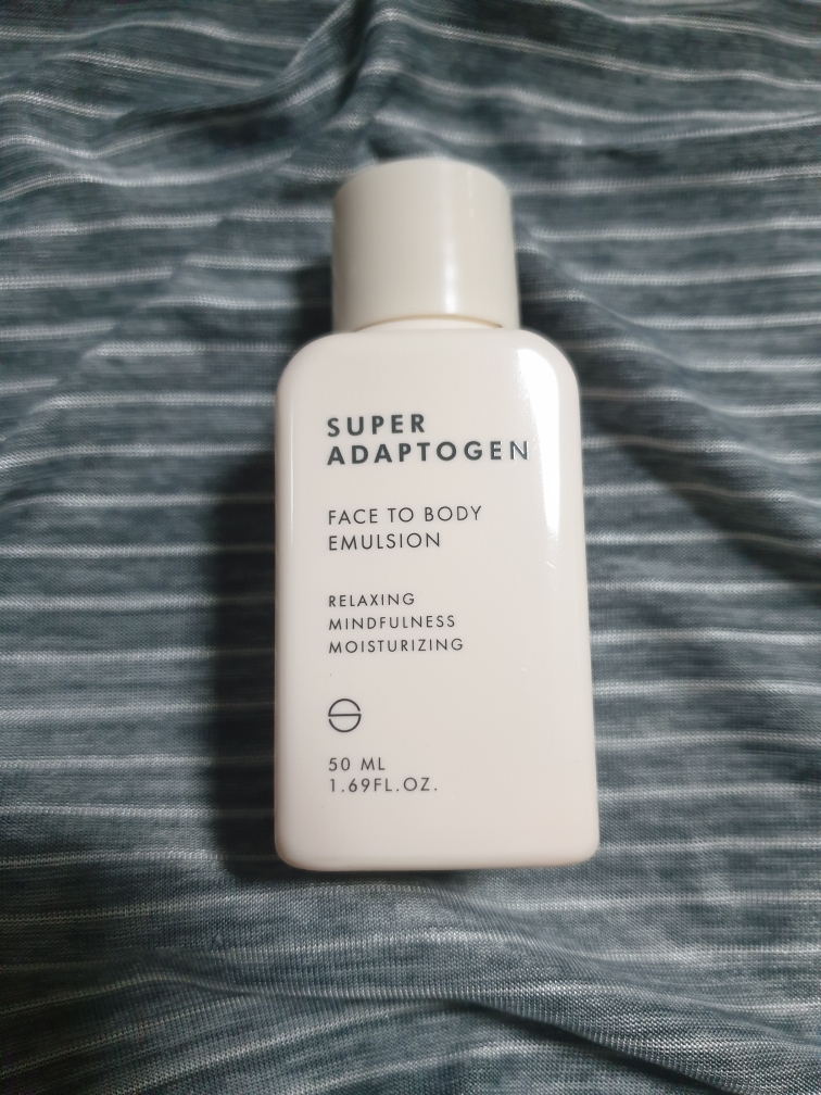 超级适应原面部和身体乳液的真实用户使用照片