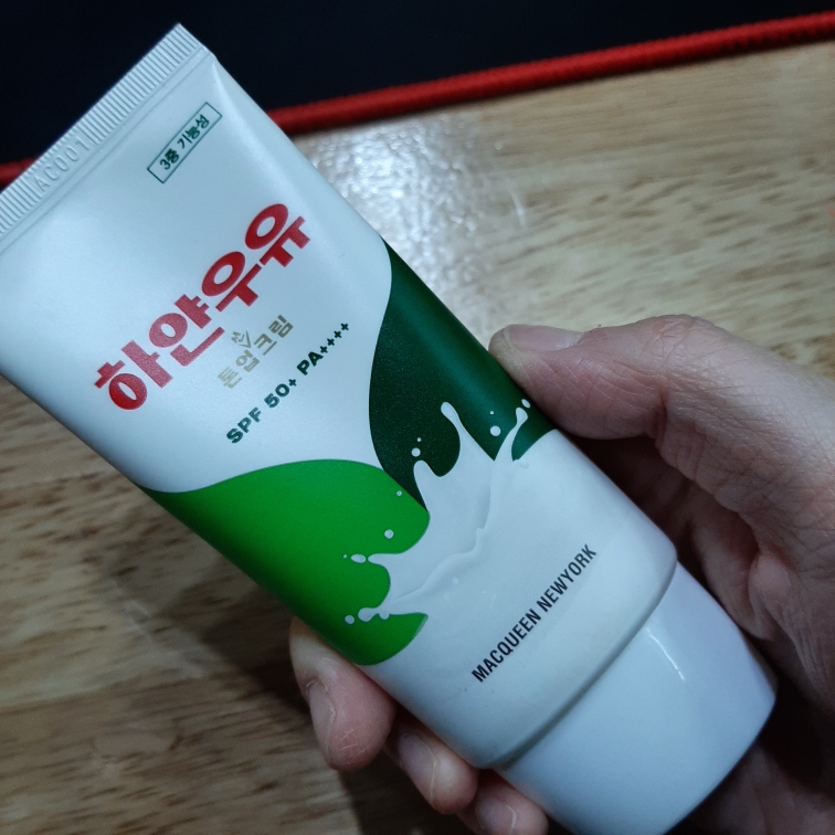 맥퀸뉴욕 (MACQUEENNEWYORK) 하얀우유 톤업 선크림 [SPF50+/PA++++] review image