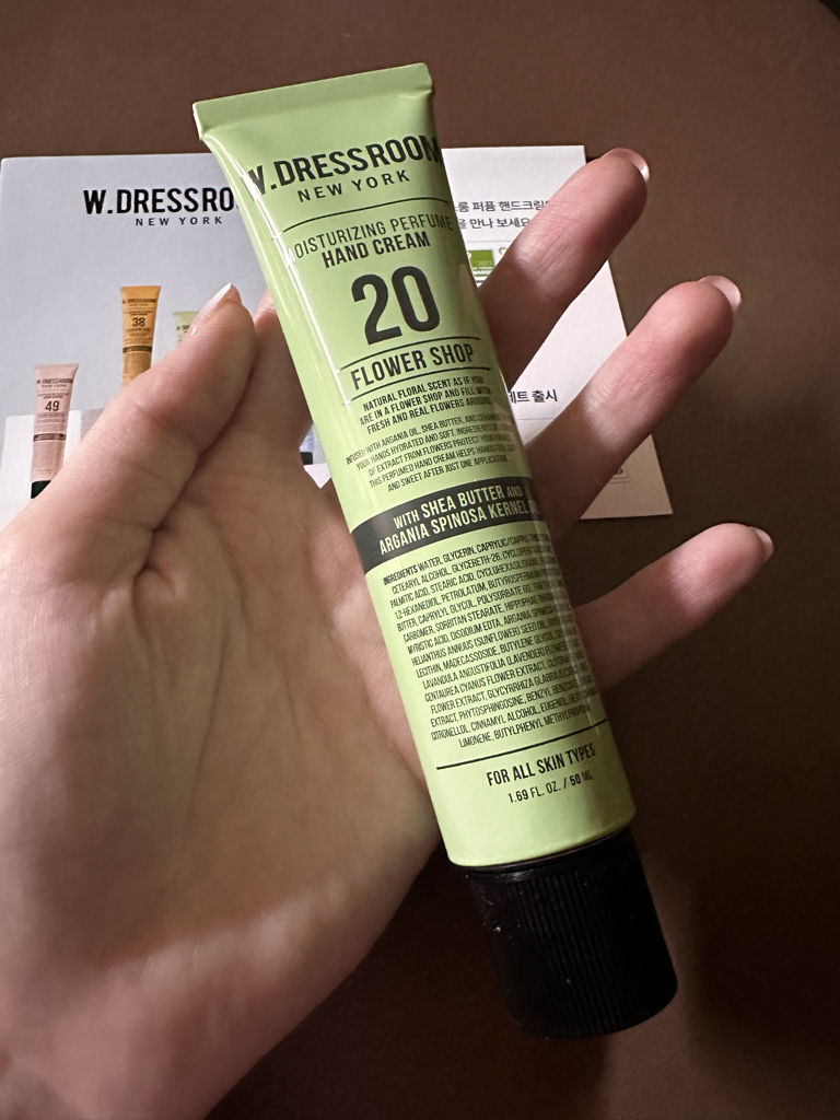 더블유드레스룸 (W.DRESSROOM) 퍼퓸 핸드크림 [No.20 플라워샵] review image
