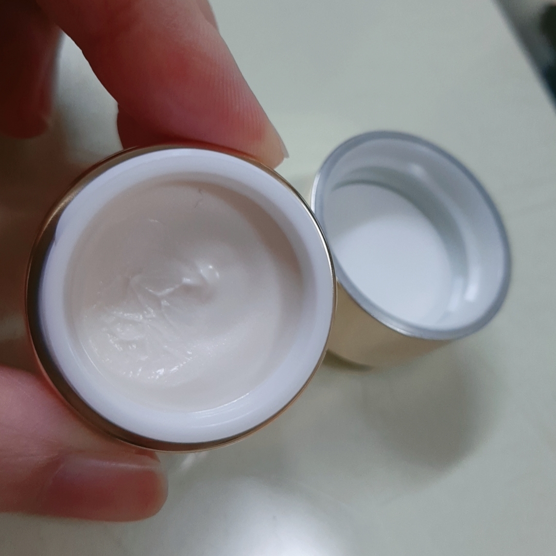 ESTEELAUDER Re-Nutriv Ultimate Lift Regenerating Youth Eye Cream review image